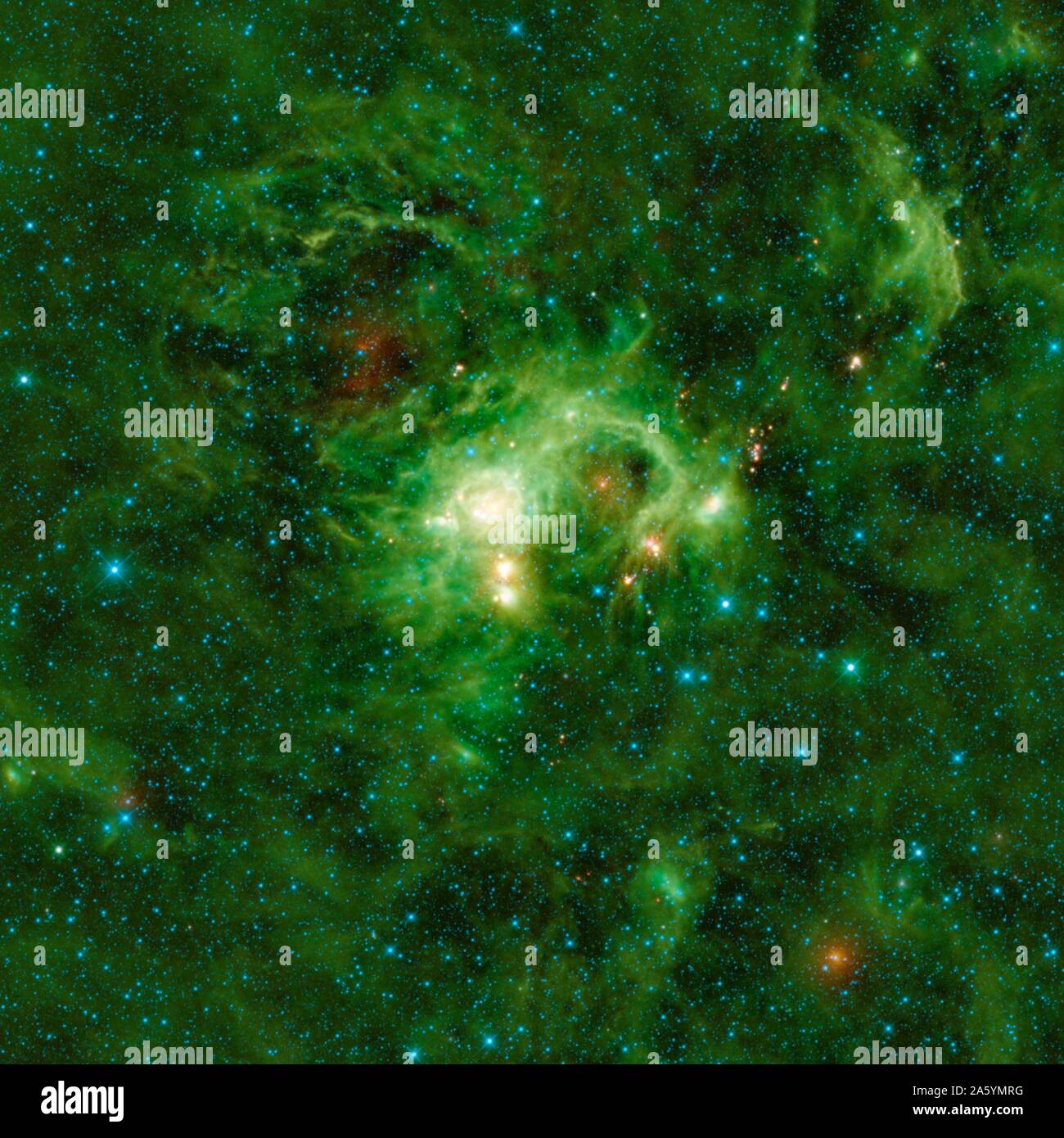 Dans le Persée bras spiraux de la Voie Lactée, en face du centre galactique, se trouve la nébuleuse SH 2-235, un immense complexe de formation des étoiles. Sage. Banque D'Images