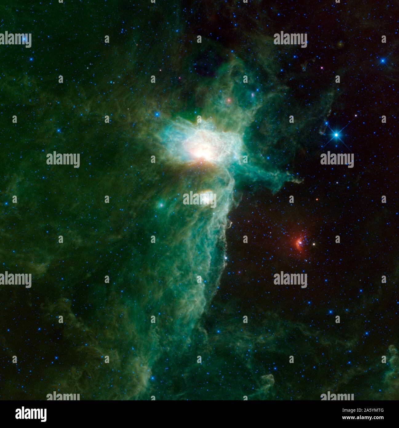 La nébuleuse de la flamme se situe sur la hanche de l'est d'Orion le chasseur, une constellation plus facilement visible dans l'hémisphère nord. Sage. Banque D'Images
