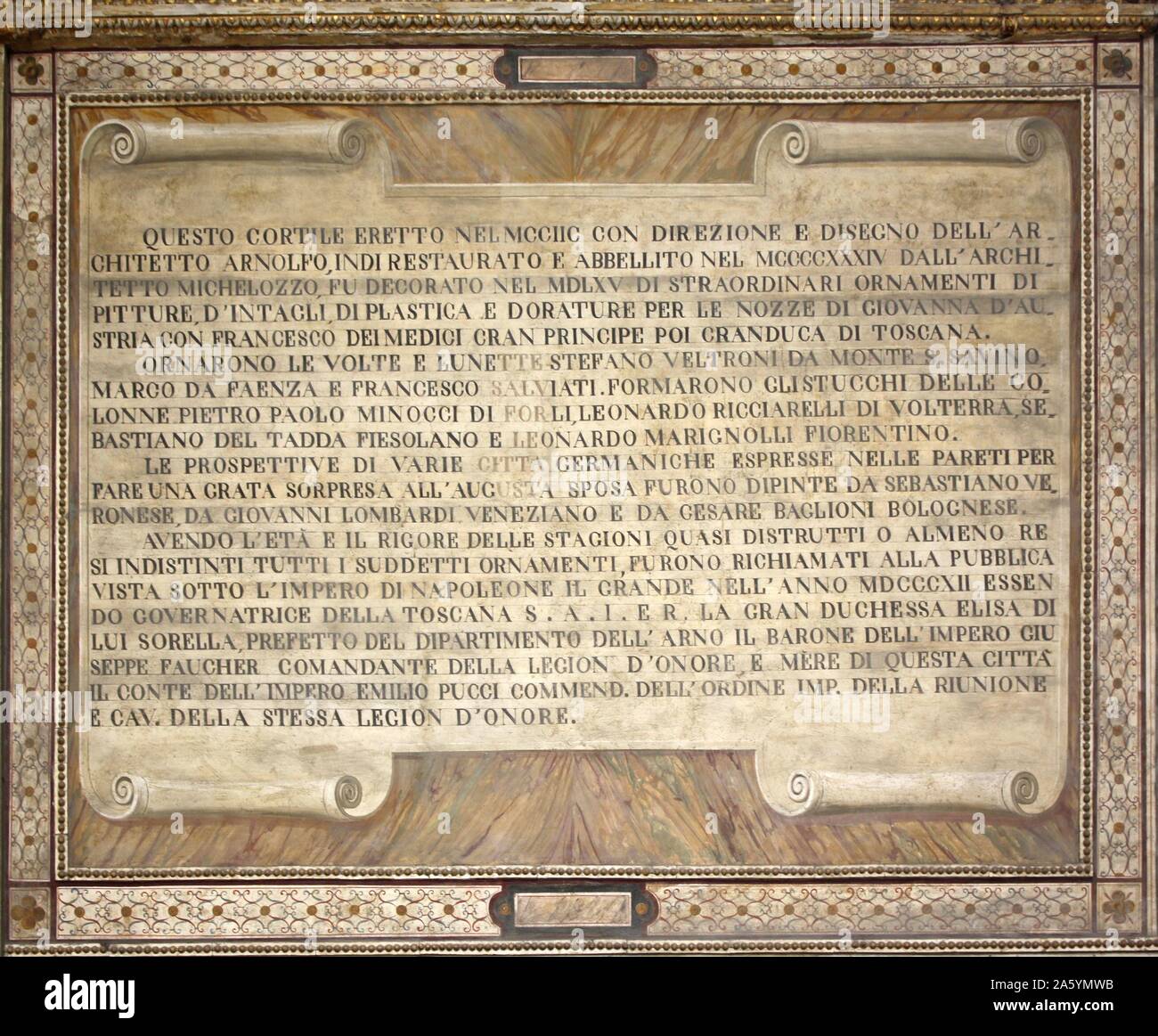 Détail de l'intérieur du Palazzo Vecchio, Florence, Italie. Une forteresse massive, de style roman-palais conçu par l'architecte Arnolfo di Cambio. En interne, la première cour a été conçu en 1453 par Michelozzo. Dans les lunettes, haute autour de la cour, sont des crêtes de l'Église et les guildes de la ville. Au centre, la fontaine de porphyre est par Battista del Tadda. Cette image montre une inscription latine. Banque D'Images