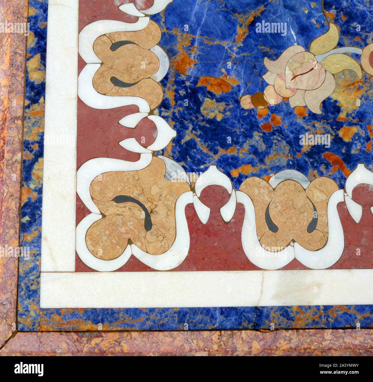 Détail d'un 19e siècle table de marbre d'Italie. Couleurs à l'aide d'inlays floral pour créer la conception. Banque D'Images