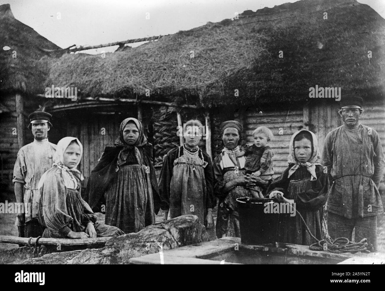 Paysans russes à une maison de ferme autour de 1910 Banque D'Images
