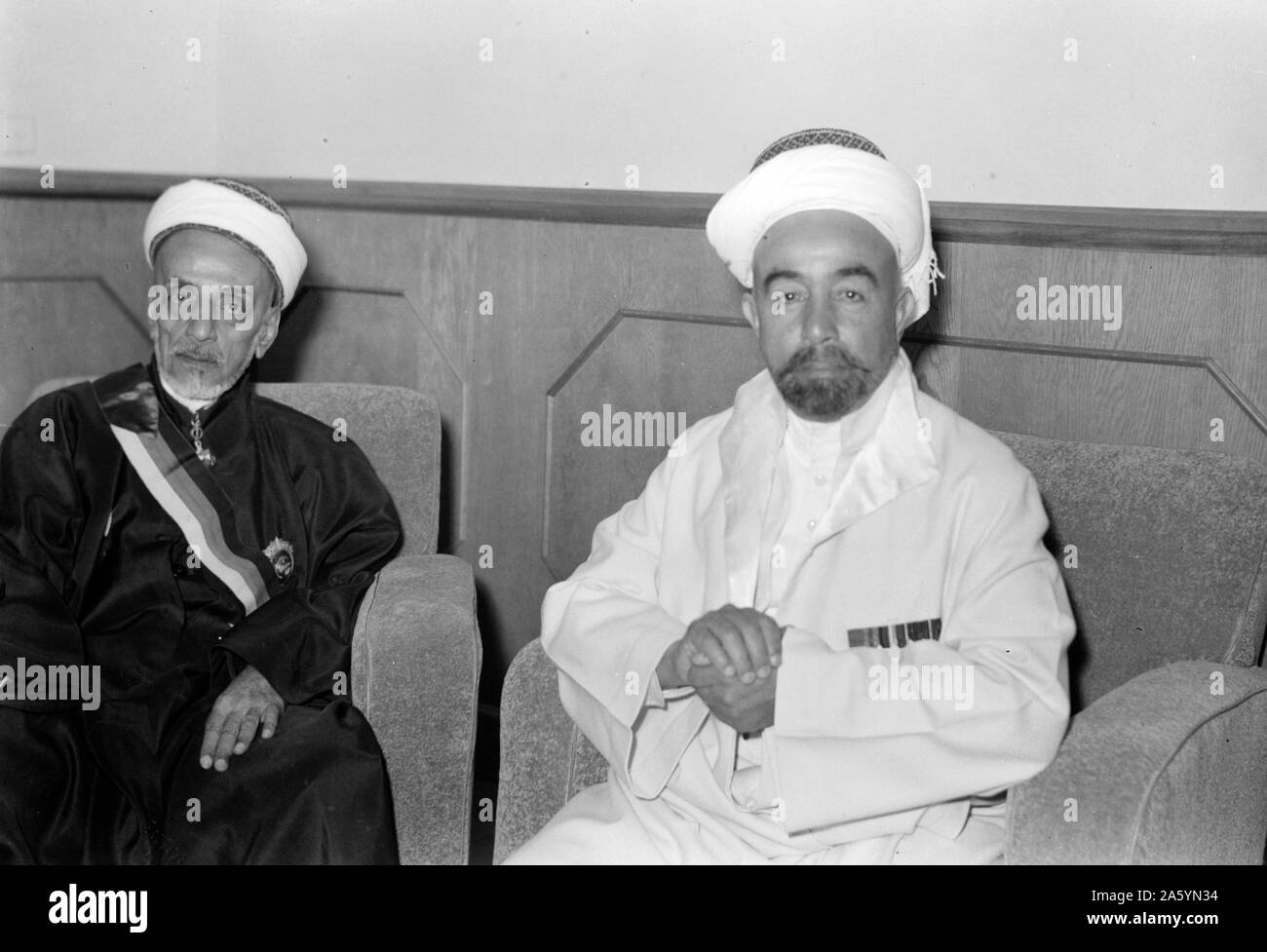 24e anniversaire de la révolte arabe sous le Roi Hussein & Lawrence 1940. L'Émir Abdullah et cheikh Abdullah Siraf un Hafai remarquable ministre de la Justice et Éducation, (ancien Premier ministre) assis dans la salle de réception en attente de recevoir des résidents britanniques. Banque D'Images