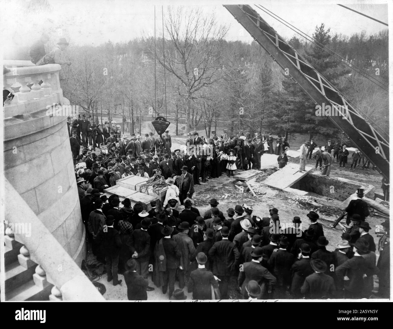 Suppression des corps du président Abraham Lincoln en 1901. Les gens se sont réunis autour de la caisse contenant le corps de l'ancien président Lincoln. Inconnu Banque D'Images