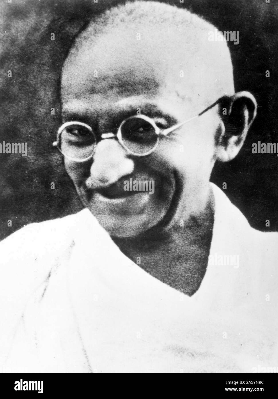 Photographie de Mahatma Gandhi en 1940. Gandhi a mené l'Inde à l'indépendance et a inspiré des mouvements pour la non-violence, les droits civils, et la liberté à travers le monde. A été assassiné le 30 janvier 1948. Banque D'Images