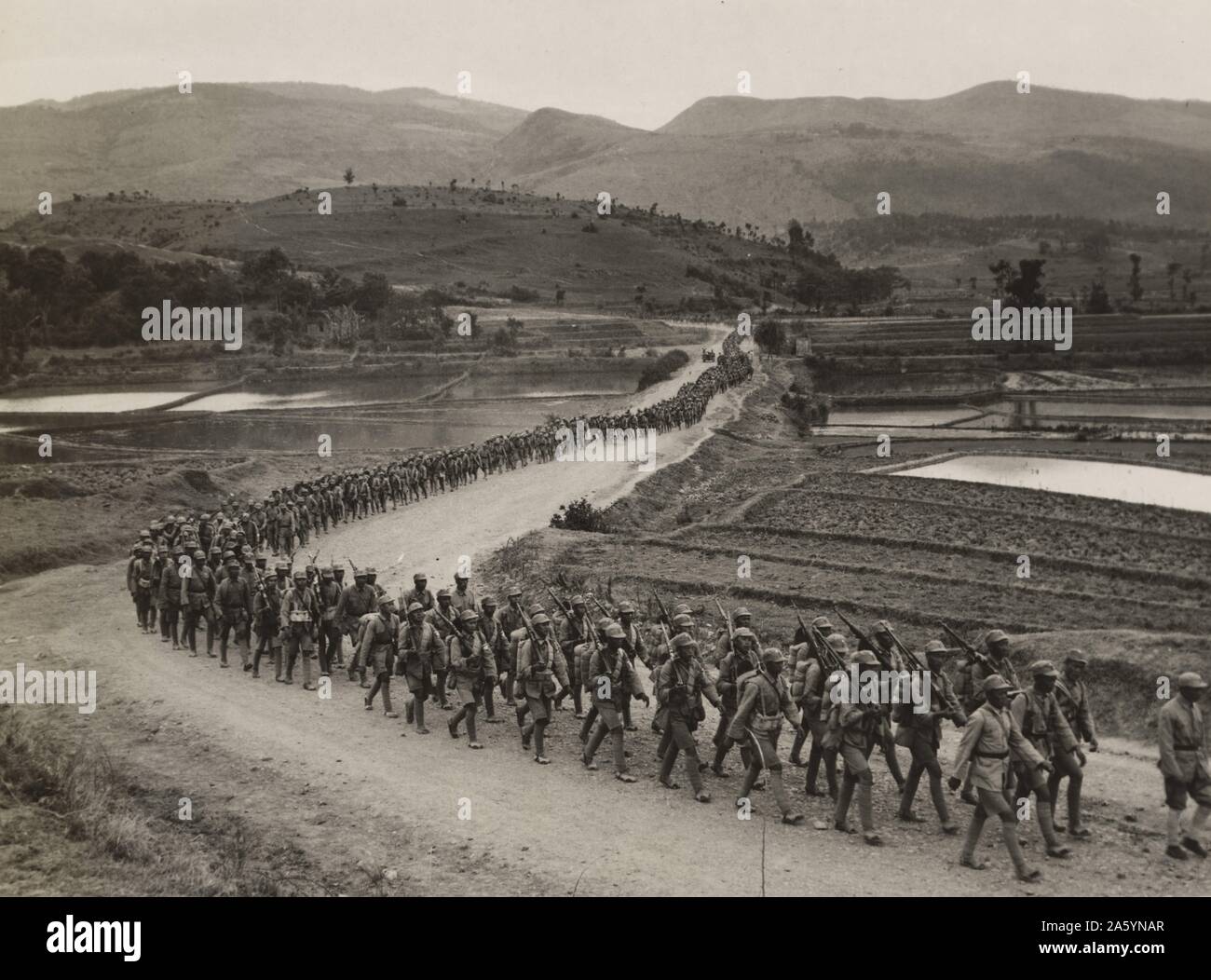 Queue de guerriers chinois, secteur central de la Chine avant 1943 Salween. La photographie montre des soldats chinois marchant le long d'une section étroite de la Route de Birmanie vers les combats sur le front de la Salween. Banque D'Images Queue de guerriers chinois, secteur central de la Chine avant 1943 Salween. La photographie montre des soldats chinois marchant le long d'une section étroite de la Route de Birmanie vers les combats sur le front de la Salween. Banque D'Images