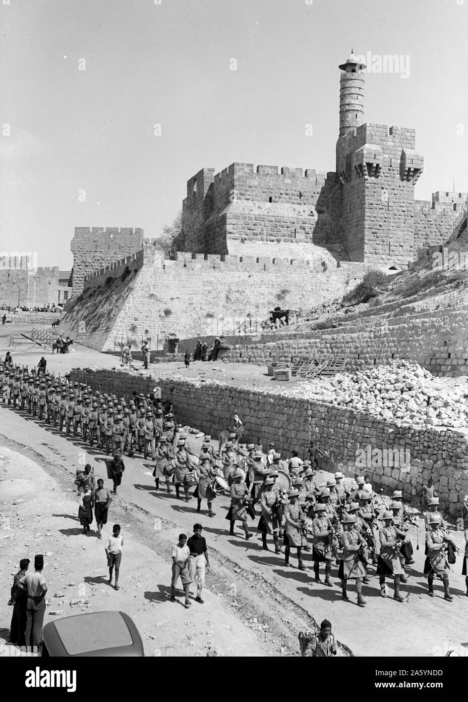 Les perturbations de la Palestine de 1936. Les Écossais Guard parade précédée par la bande à Jérusalem Banque D'Images