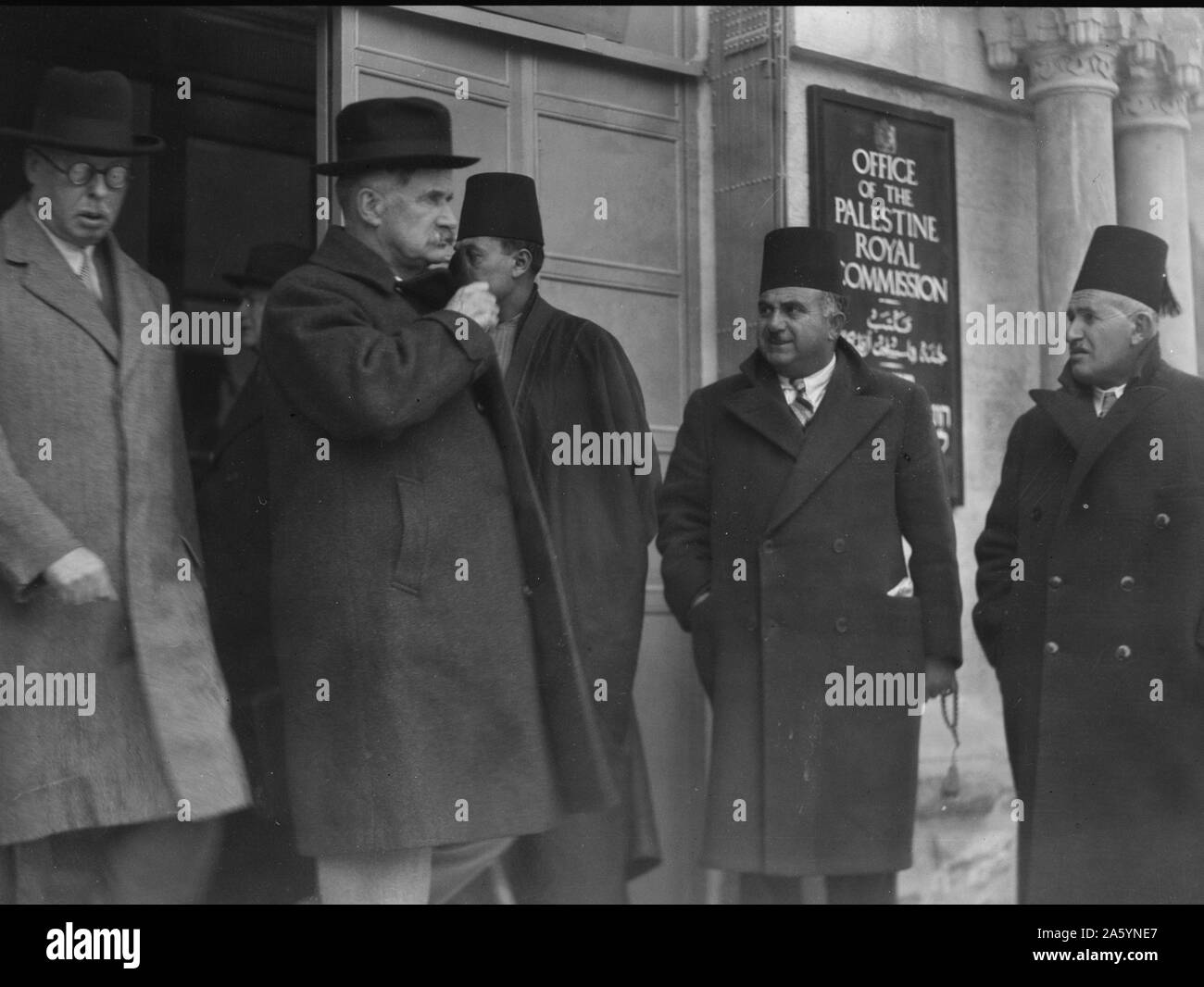 Les perturbations de la Palestine. Lord Peel et le Très Honorable Sir Horace Rumbold, Président et Vice-président de la Commission royale de quitter la Palestine après l'obtention de preuves à partir de bureaux haut comité arabe Banque D'Images