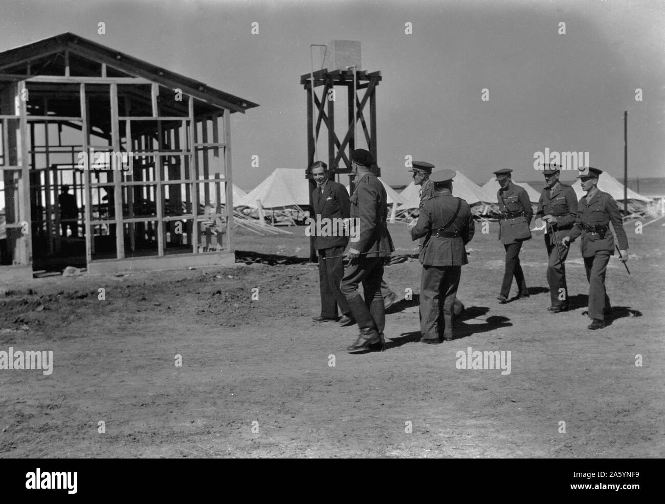 Arrivée en Palestine de M. Anthony Eden (Ministre britannique des Affaires étrangères). M. Eden et dirigeants marchant à travers le camp australien dans S. la Palestine. 1942 Banque D'Images