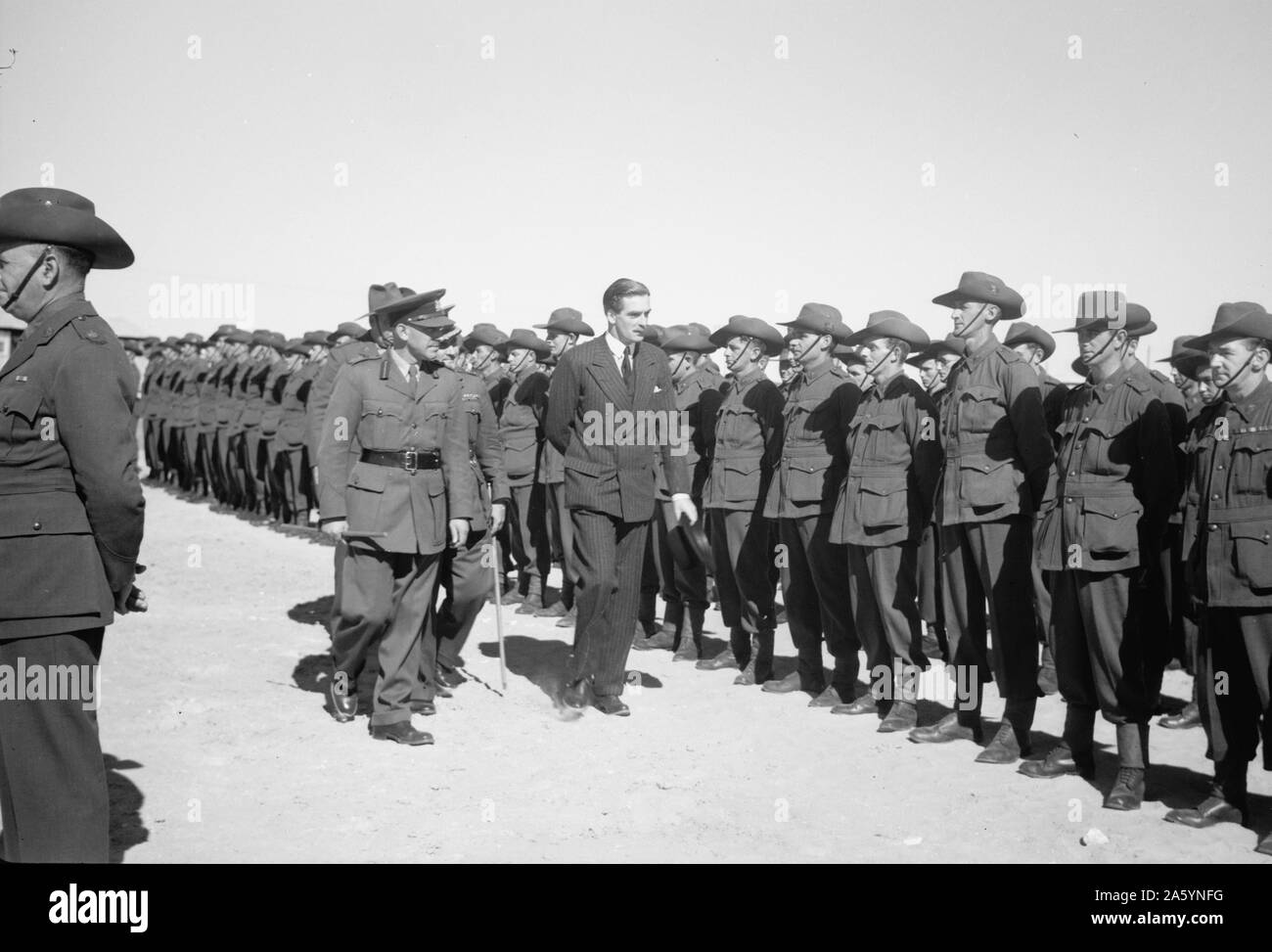 (Anthony Eden, Ministre britannique des Affaires étrangères) arrive en Palestine pendant la Seconde Guerre mondiale, 1942 Banque D'Images