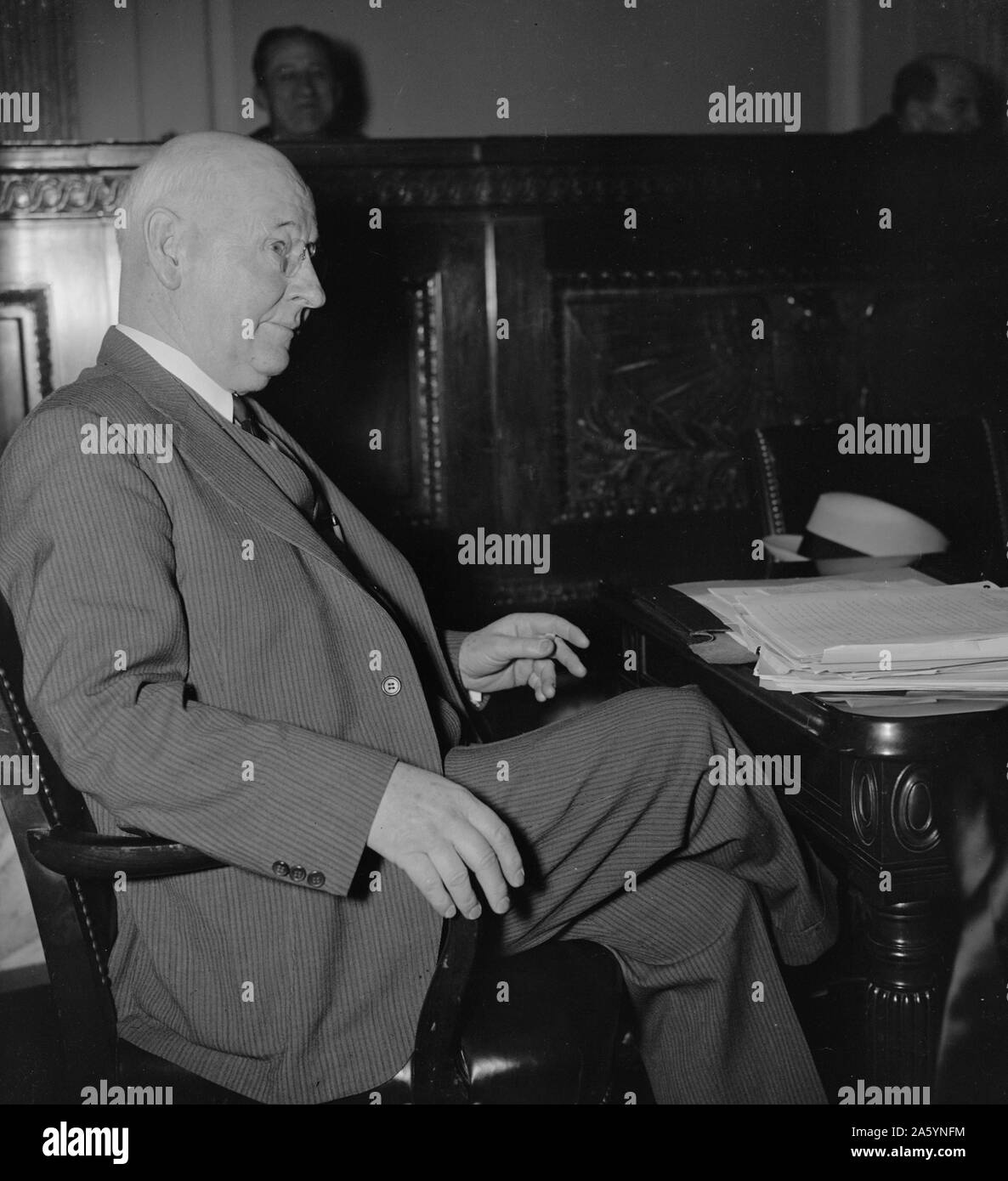 Washington, D.C. Robert W. Irwin, comparaissant devant le Sénat le chômage et Relief Committee déclarant que les conférences entre le Président et les dirigeants d'entreprise ne permettrait pas d'enrayer la récession. 1938 Banque D'Images