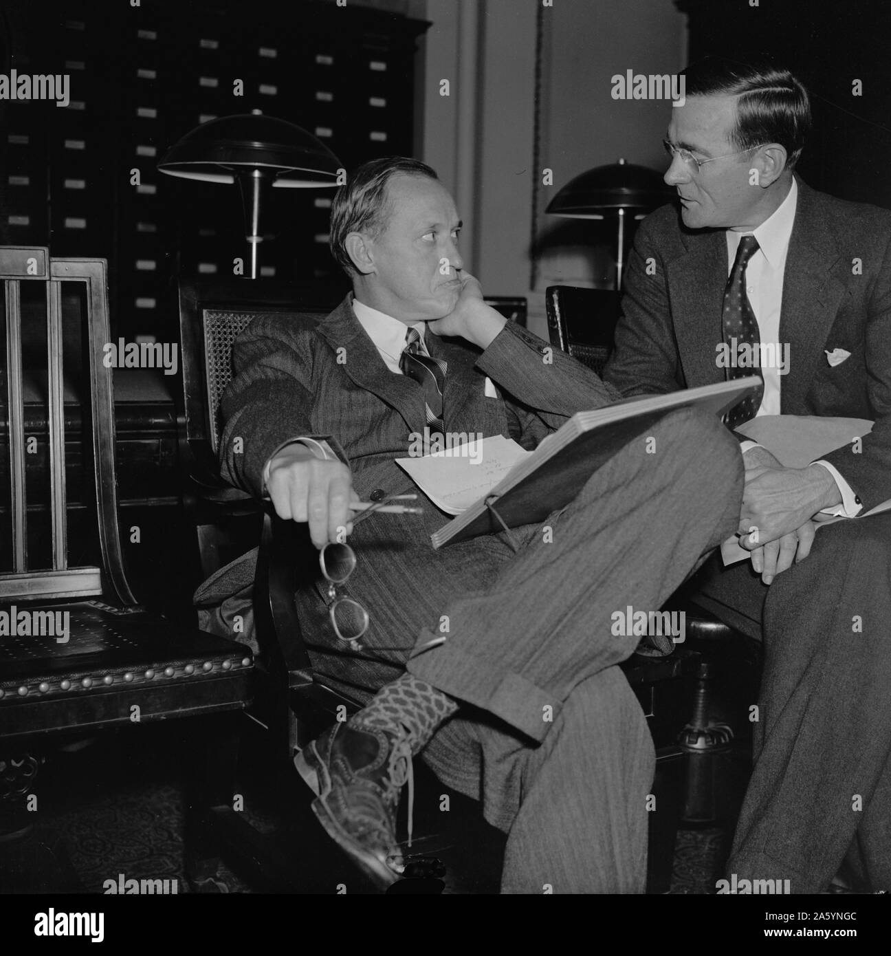 Washington, D.C., le 20 avril. Administrateur WPA Harry Hopkins (à gauche) et son premier assistant chef Aubrey Williams, attendre l'ouverture de l'audience du comité des crédits de la Chambre où ils ont fait les plans pour l'Administration de neuf dur contre la dépression. 1938. Banque D'Images