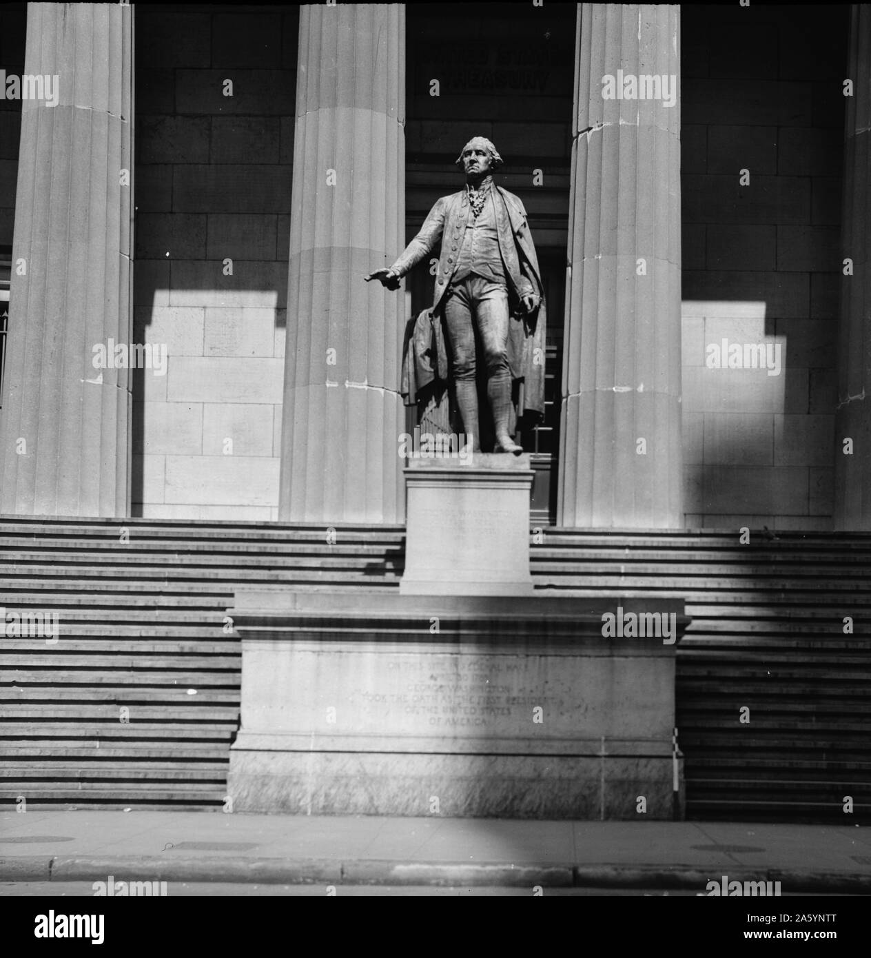 Statue de George Washington face à Broad Street, New York City. Extérieur de la Custom House, 28 Wall Street, New York, New York County, NY 1940 Banque D'Images
