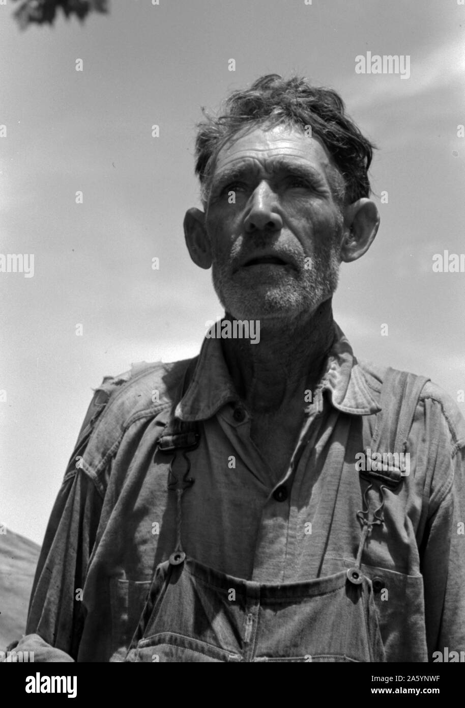 Les travailleurs agricoles migrants vétéran. Il a suivi la route pendant environ trente ans. Lorsqu'on lui a demandé où était sa maison il a dit, 'c'est fini." il campait dans Wagoner Comté, New York par Russell Lee, 1903-1986, photographe Date 19390101. Banque D'Images
