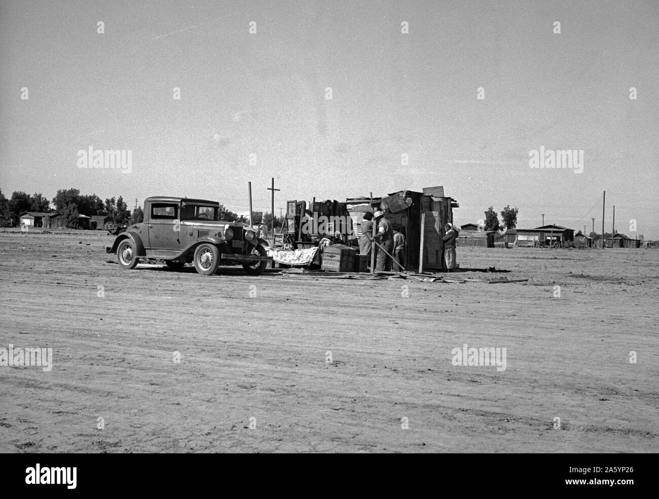 Logement des travailleurs sur le terrain (migrateurs) mexicain de l'autre côté de la rue à partir de la Farm Security Administration (FSA). Près de Calipatria, Imperial Valley, California par Dorothea Lange 1895-1965, en date du 1939 Banque D'Images