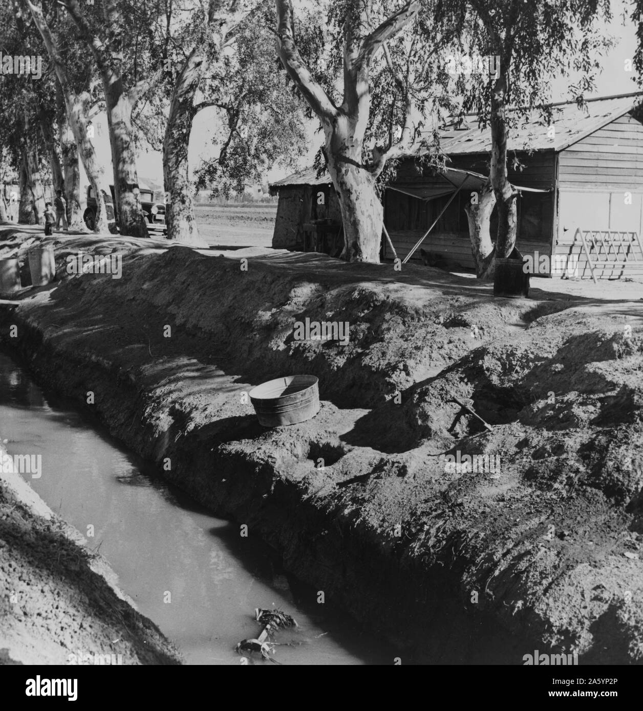 Banque de fossé pour le logement des travailleurs de terrain mexicain. Imperial Valley, California par Dorothea Lange 1895-1965, en date du 1939 Banque D'Images