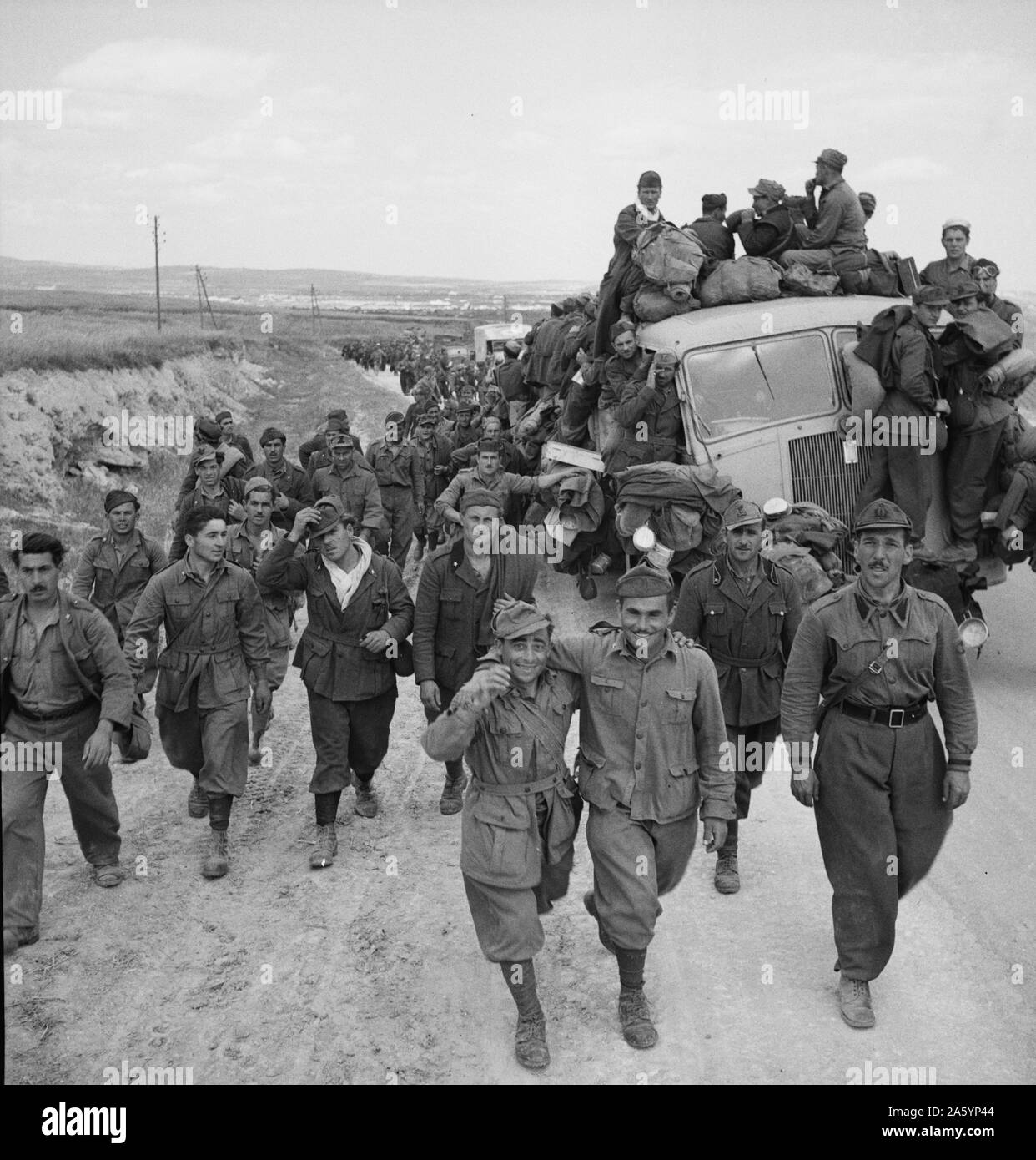 Les prisonniers de guerre de l'axe sont gardés hors de la ville comme armées alliées entre Tunis 1943 , Seconde Guerre mondiale Banque D'Images