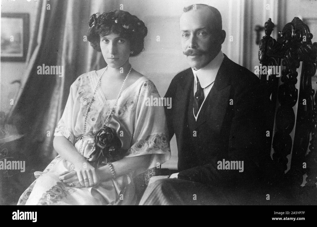 Le Prince Guillaume de Wied, Prince d'Albanie (Wilhelm Friedrich Heinrich) (1876-1945 ) qui régna brièvement comme souverain de l'Albanie à partir de mars 1914 à septembre 1914 avec son épouse la princesse Sophie Helene Cecilie de Schönburg-Waldenburg (1885-1936 ) 1910 Banque D'Images