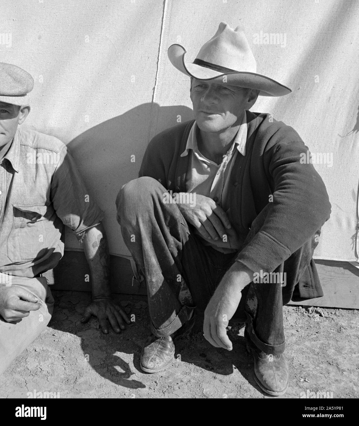 Travailleur migrant en camp. La Californie par Dorothea Lange, 1895-1965 en date du 10 févr. 1939 Banque D'Images