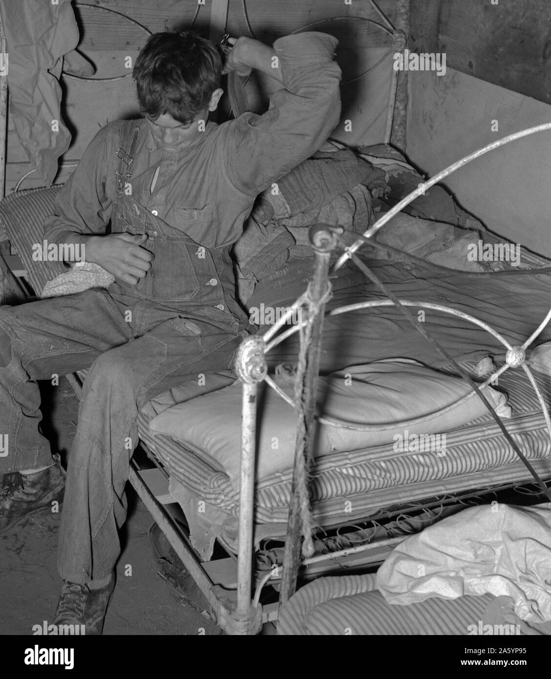 Fils de travailleur migrant blanc mise sur une combinaison en tente près de Harlingen, Texas. Par Russell Lee, 1903-1986, 19390101 En date du 10 févr. Banque D'Images