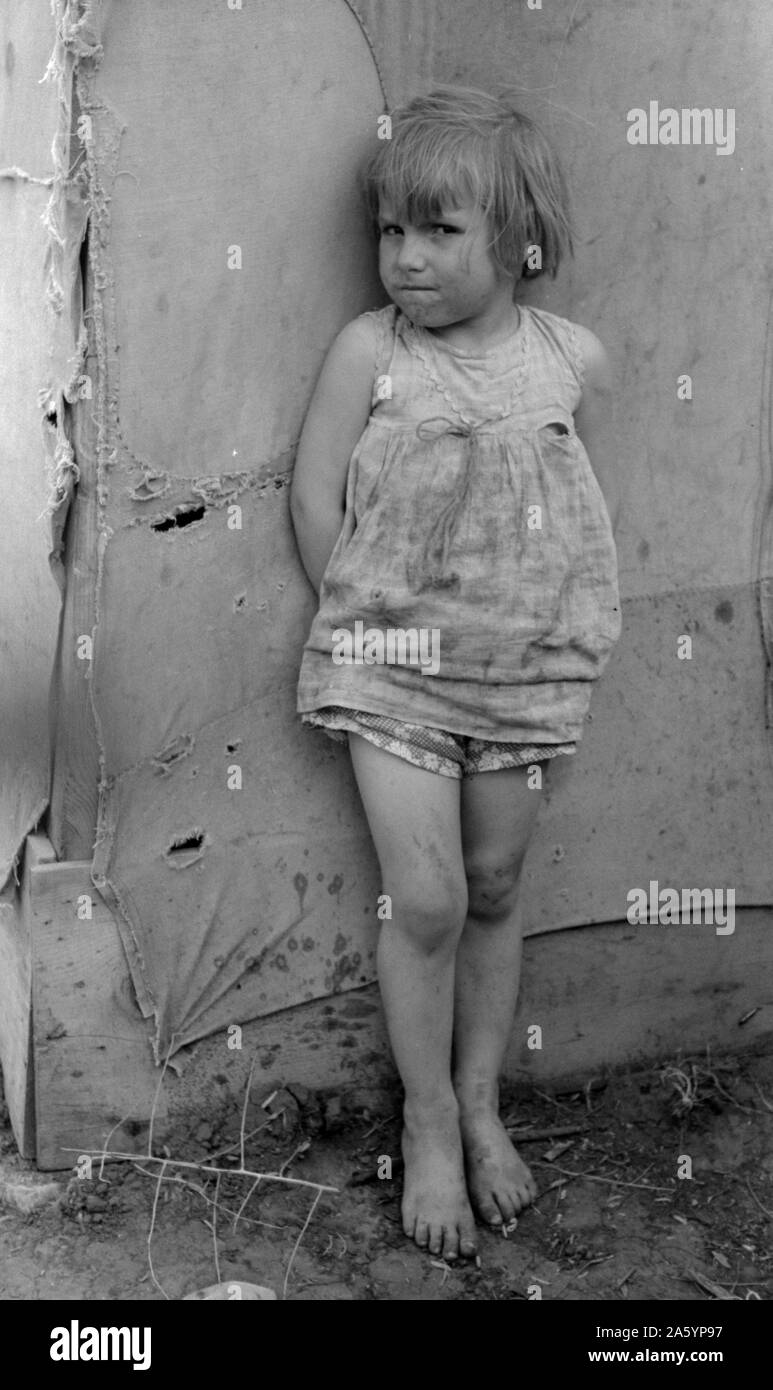 Enfant de travailleur migrant blanc tente par permanent accueil près de Harlingen, Texas par Russell Lee, 1903-1986, en date du 19390101. Banque D'Images