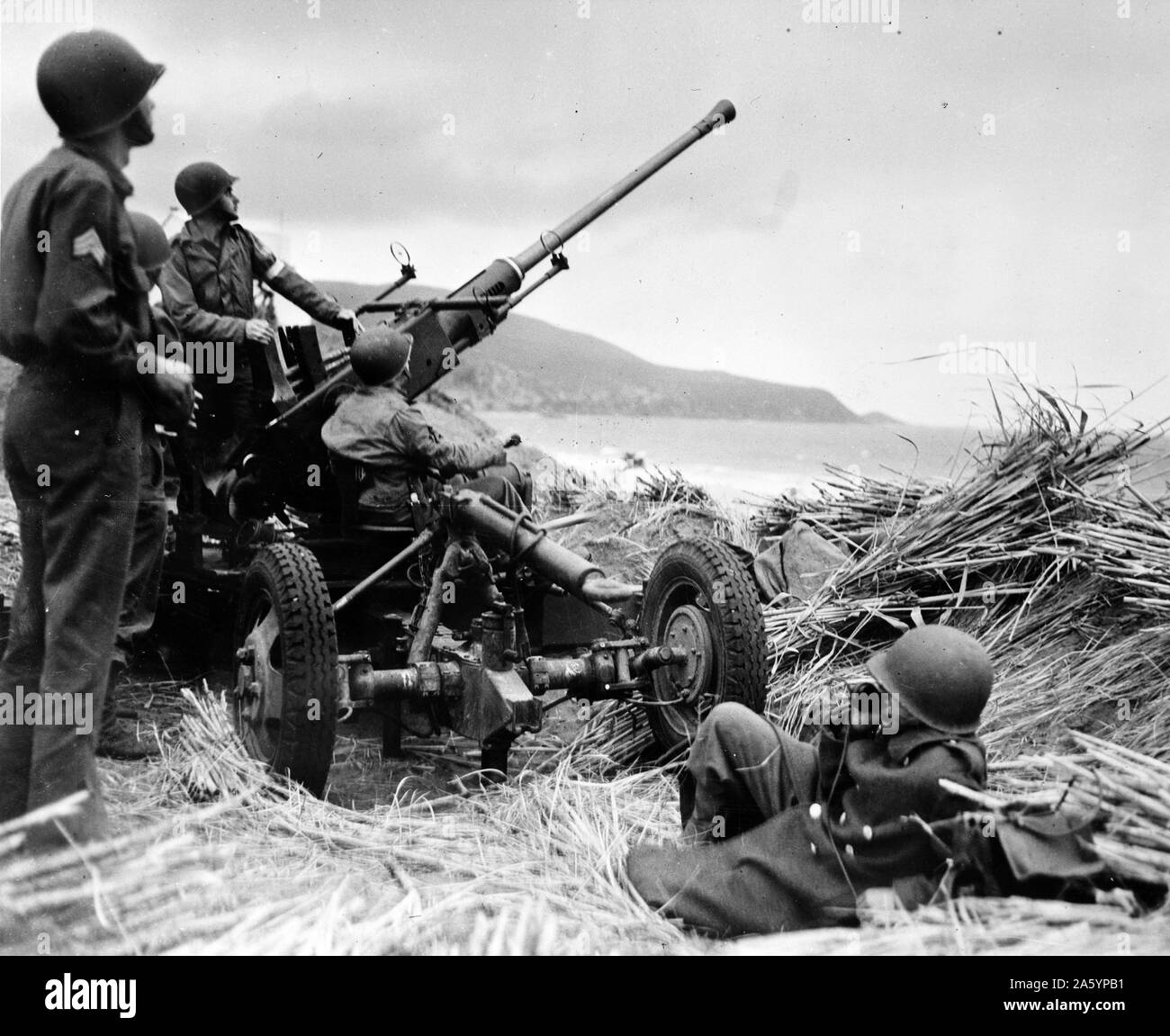 Canon Bofors Anti-aériens dans en position sur un monticule surplombant la plage en Algérie, durant la Seconde Guerre mondiale. Datée 1943 Banque D'Images