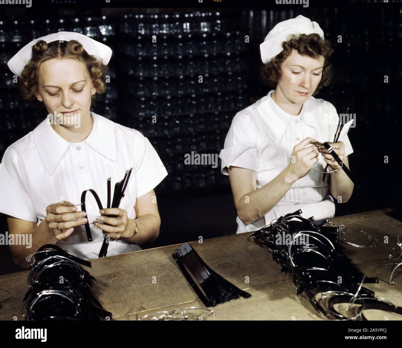 Photographie couleur de femmes Marine, Eva Herzberg et Elfe Burnham, l'assemblage de bandes pour les transfusions sanguines des bouteilles sur les laboratoires Baxter. Photographié par Howard R. Holl photographe américain. Datée 1942 Banque D'Images