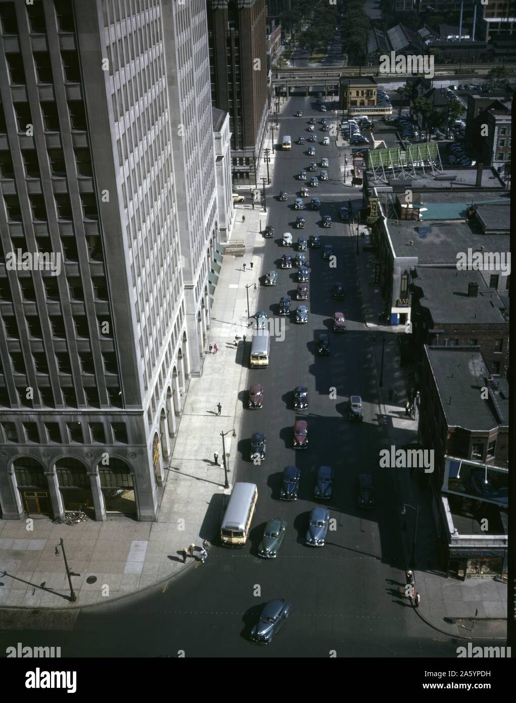 Photographie de la circulation de l'après-midi la Deuxième Avenue, Detroit, Michigan. Photographié par Arthur Siegel (1913-1978), photographe américain connu pour ses photographies expérimentales. Datée 1942 Banque D'Images