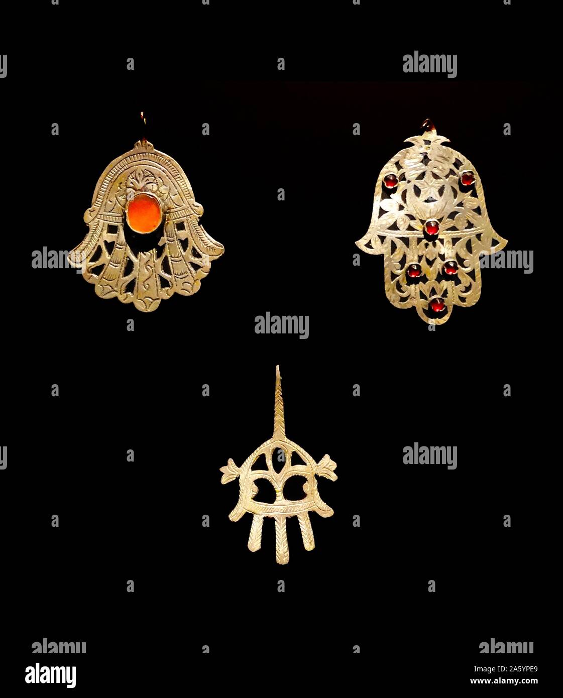 Amulette en forme de palme d'or, connu sous le nom, l'ensemble de la Hamsa au Moyen-Orient et en Afrique. En date du 18e siècle Banque D'Images