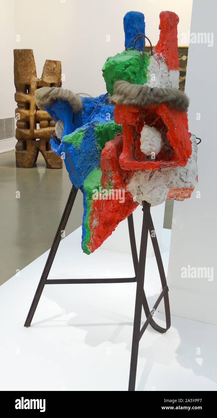 Sculpture en plâtre polychrome intitulé 'Le clin d oeol' par Étienne Martin (1913-1995) sculpteur français non figuratif. Daté 1969 Banque D'Images