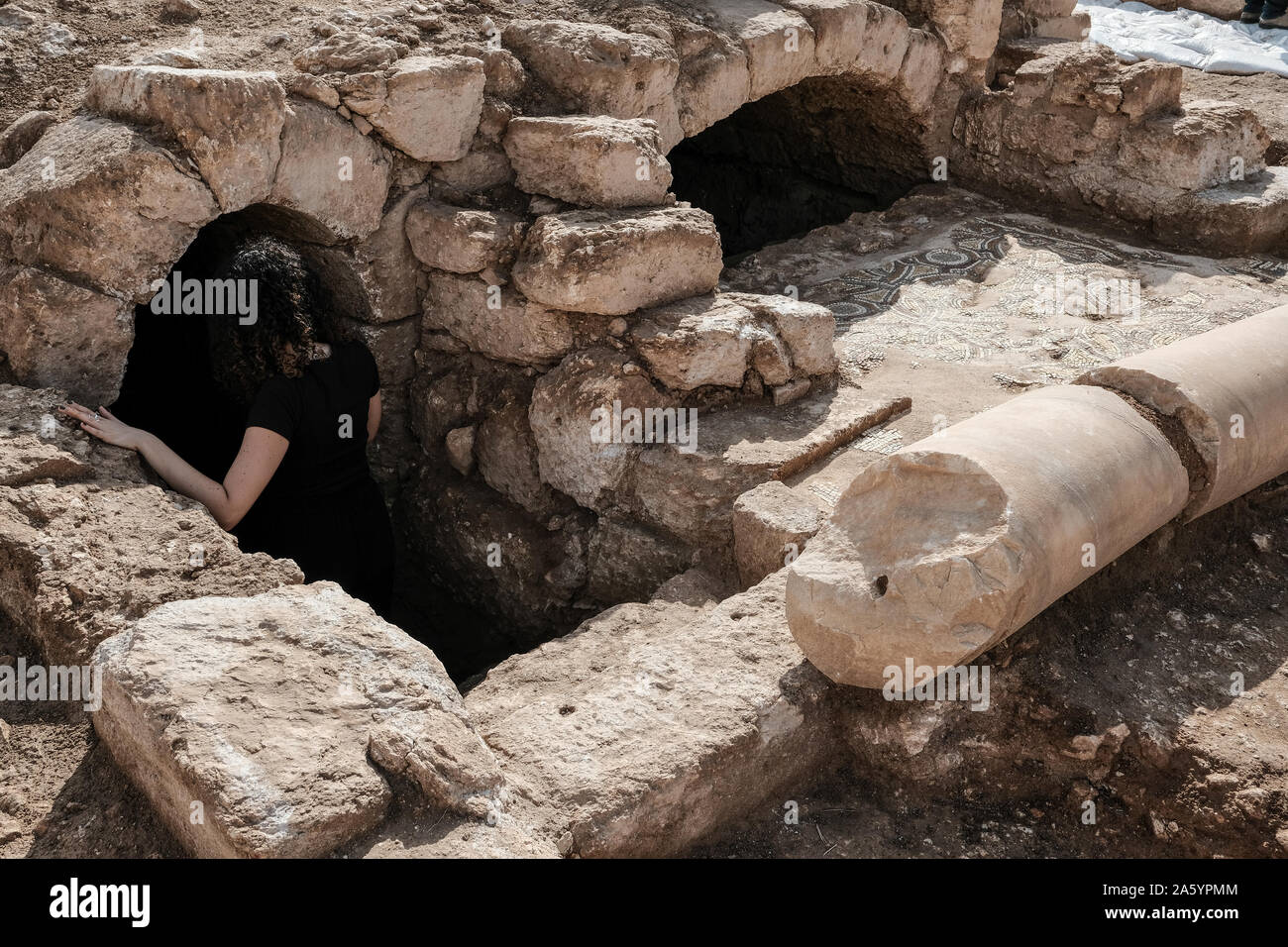 Bet Shemesh, Israël. 23 octobre, 2019. L'année 1500 une ancienne église, décorée avec des sols en mosaïque et d'inscriptions mosaïque grecque a été découvert quelques 30 km à l'ouest de Jérusalem. Une inscription trouvée consacre le site d'un glorieux martyr ''. Une deuxième mention d'un don reçu de l'empereur byzantin Tibère II Constantin. Une crypte intacte a servi comme une chambre funéraire souterraine pour le "martyr glorieux". La Crypte est accessible via des escaliers parallèles et était autrefois bordée de sculpture en marbre. Credit : Alon Nir/Alamy Live News Banque D'Images