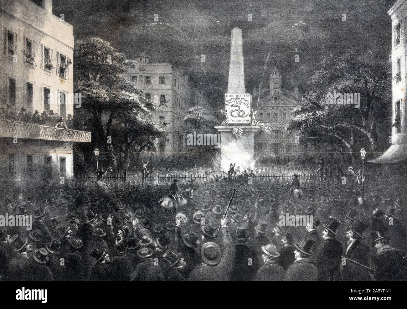 Le premier drapeau de l'indépendance soulevée dans le sud, par les citoyens de Savannah, GA, November 8th, 1860. Une vue de la réunion publique à Johnson Square, Savannah, invité par la nouvelle de l'élection de Lincoln, où une résolution a été adoptée pour une sécession de l'état de la convention. Dans la scène nocturne, la place est bondée de spectateurs animés autour d'un obélisque, où une bannière arborant l'image d'un crotale enroulé et les mots "Notre devise le Sud de l'homme, l'égalité des États, Don't tread on me' s'affiche. Banque D'Images