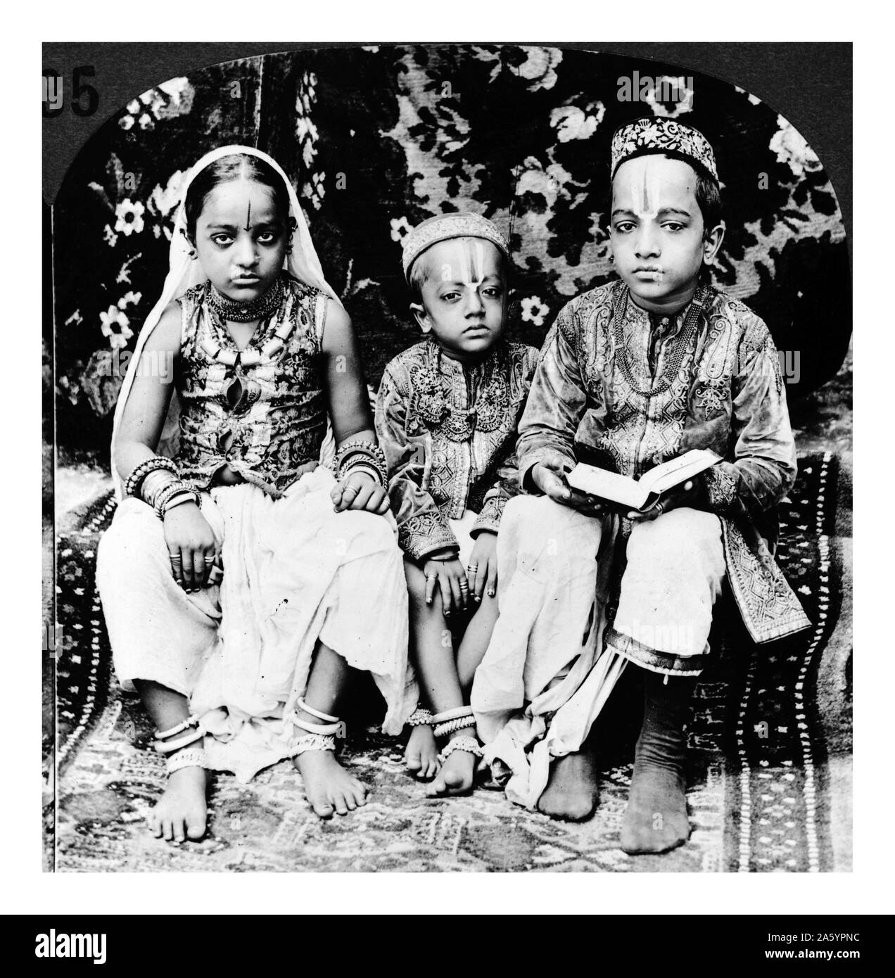Les enfants des castes hindoues haut, Bombay, Inde, c 1922. Banque D'Images