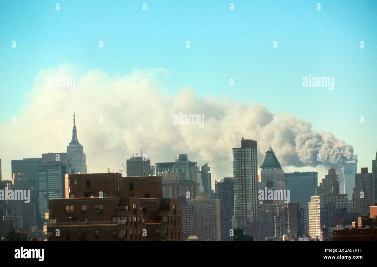 Le 11 septembre (9/11) ou groupe terroriste islamique al-Qaïda attentats à New York, le 11 septembre 2001. Deux des avions, ont été écrasés dans les tours nord et sud, du World Trade Centre à New York. Dans les deux heures, les deux tours jumelles de 110 étages s'est effondré Banque D'Images