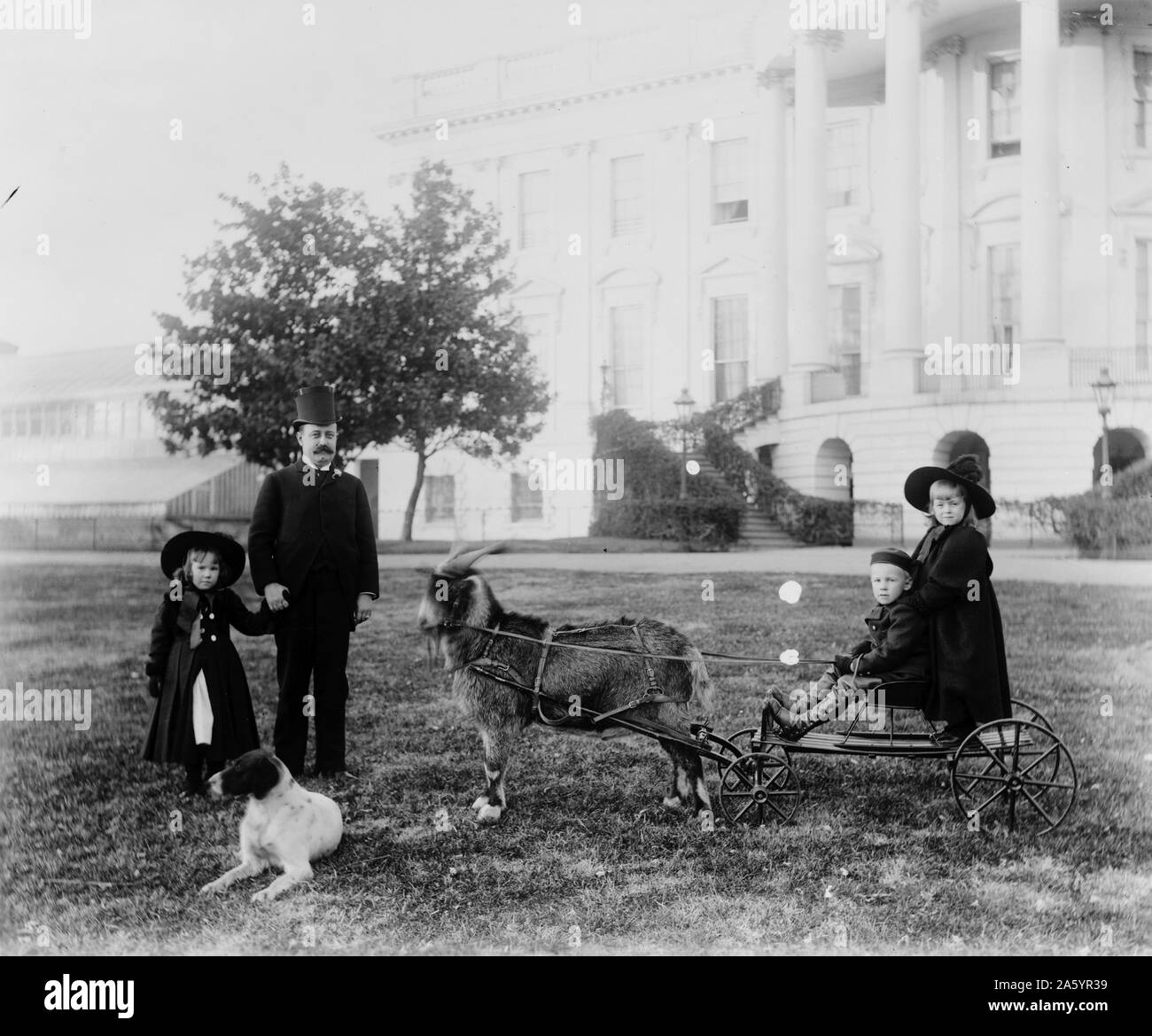 Photographie du grand Russell Harrison (1854-1936) devant la Maison Blanche à jouer avec ses enfants. Photographié par Frances Benjamin Johnston (1864-1952). Datée 1893 Banque D'Images