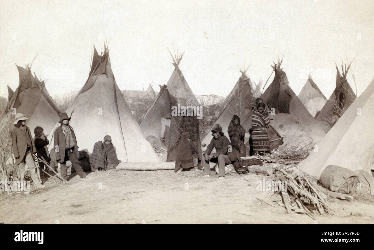 Tirage photographique d'un groupe de peuples Miniconjou dans un tipi camp, près de la réserve de Pine Ridge. Photographié par John C. H. Grabill. Datée 1891 Banque D'Images