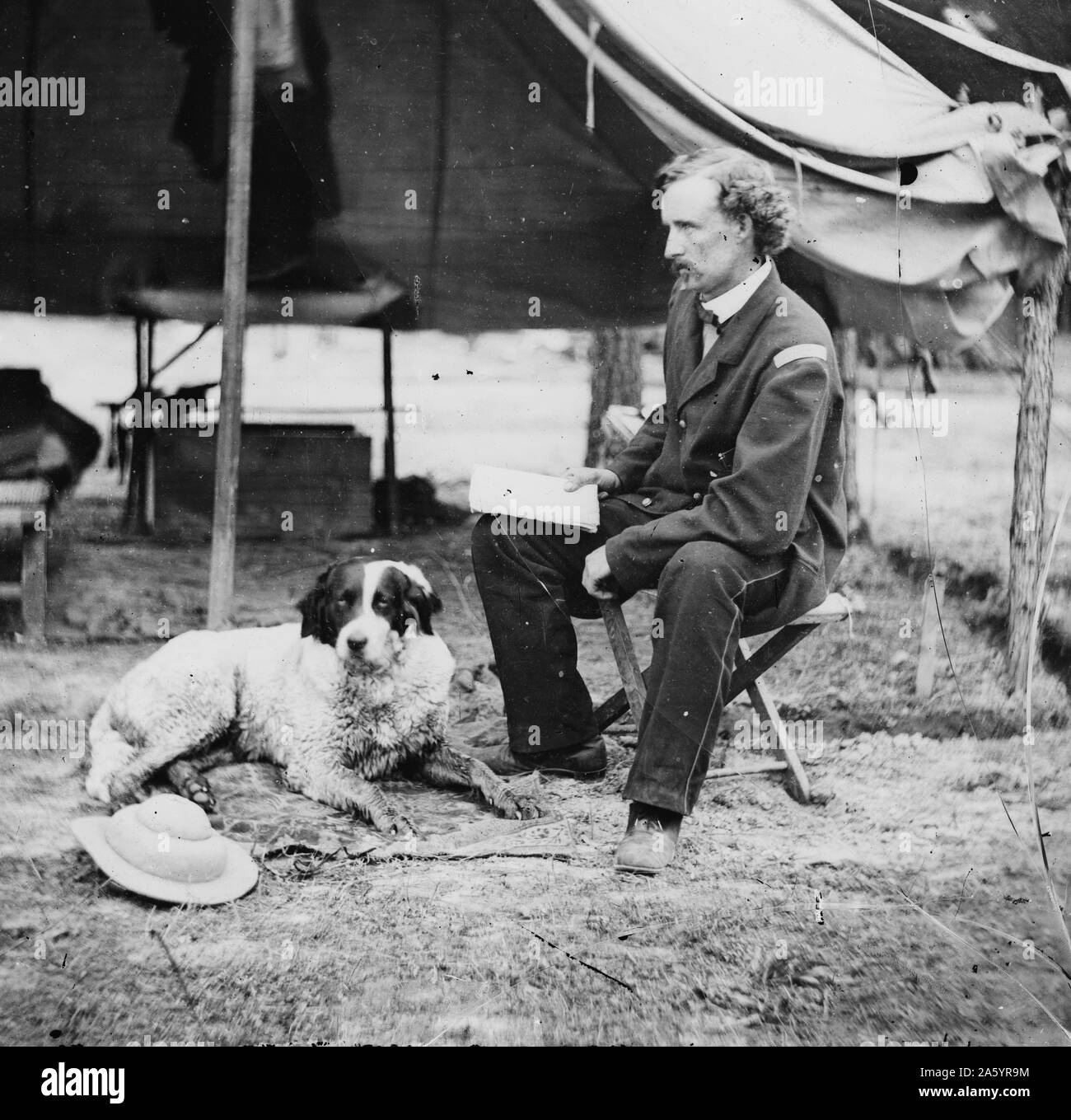 Impression photographique de cavalerie Commandant George Armstrong Custer (1839-1876) avec son chien pendant la guerre civile américaine. Soulevées dans le Michigan et l'Ohio, Custer a été admis à West Point en 1858, où il a obtenu son diplôme en dernier dans sa classe. Avec le déclenchement de la guerre civile, Custer a été appelé à servir dans l'Armée de l'Union. Datée 1865 Banque D'Images