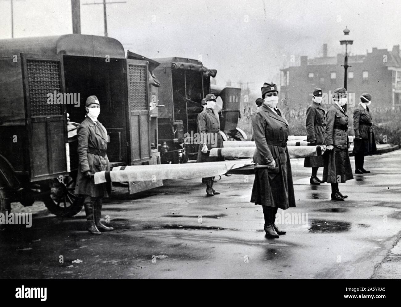 Saint Louis (Missouri), Croix rouge, corps de moteur de service en cours de l'épidémie de grippe espagnole, 1918. La photographie montre le port du masque woman holding civières à dos des ambulances. Banque D'Images
