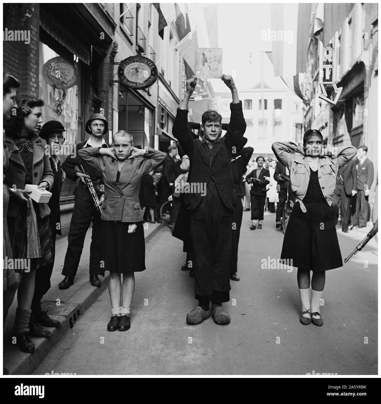 La Seconde Guerre mondiale : les membres du NSB (Parti national socialiste néerlandais) et dirigé rasé 'collaborateurs' arrêté par la Résistance néerlandaise. Banque D'Images