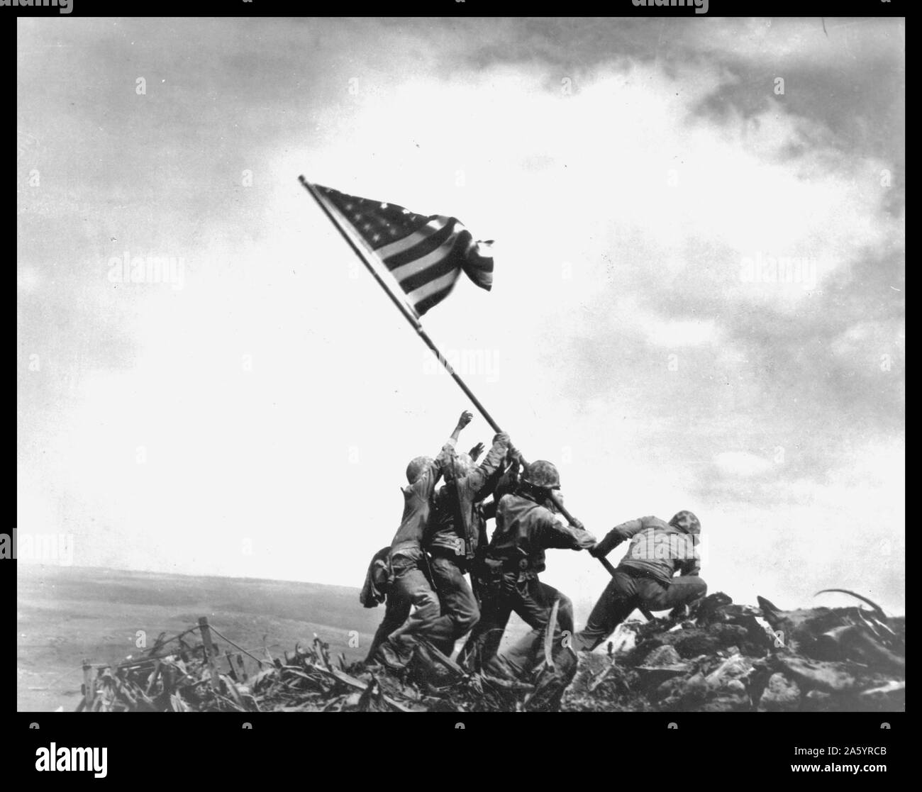 La levée du drapeau sur Iwo Jima. De gauche à droite : 1ère classe Pvt H. Ira Hayes ; 1ère classe Franklin Sousley Pvt, (KIA) ; le sergent Michael puaient, (KIA), Pharmacien Mate 2/C H John Bradley ; Pvt 1re classe Rene A. Gagnon et le Cpl Harlon Block H, (KIA). Banque D'Images