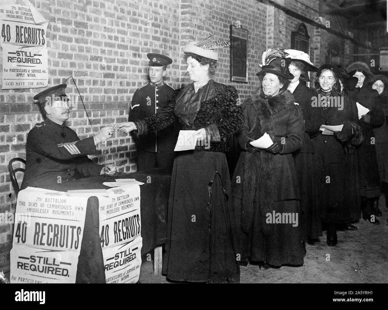 Les femmes s'enrôler pour la guerre. L'Angleterre de la Première Guerre mondiale, 1915. Banque D'Images