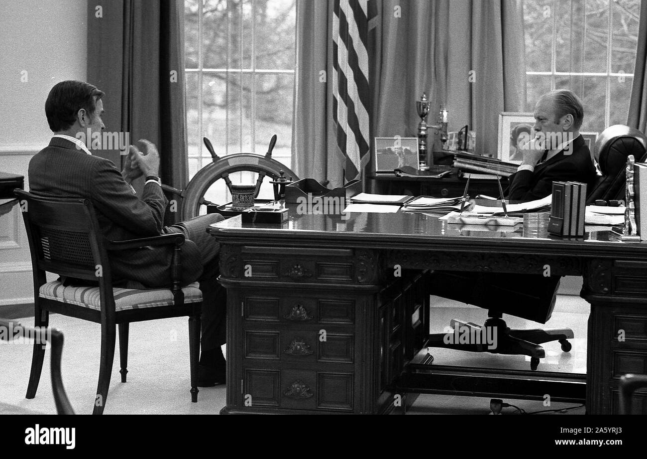 Du président américain Ronald Reagan est titulaire d'un conseil national de sécurité, Salle de réunion, d'examiner des options à la suite de la TWA 1985 détournement. Banque D'Images