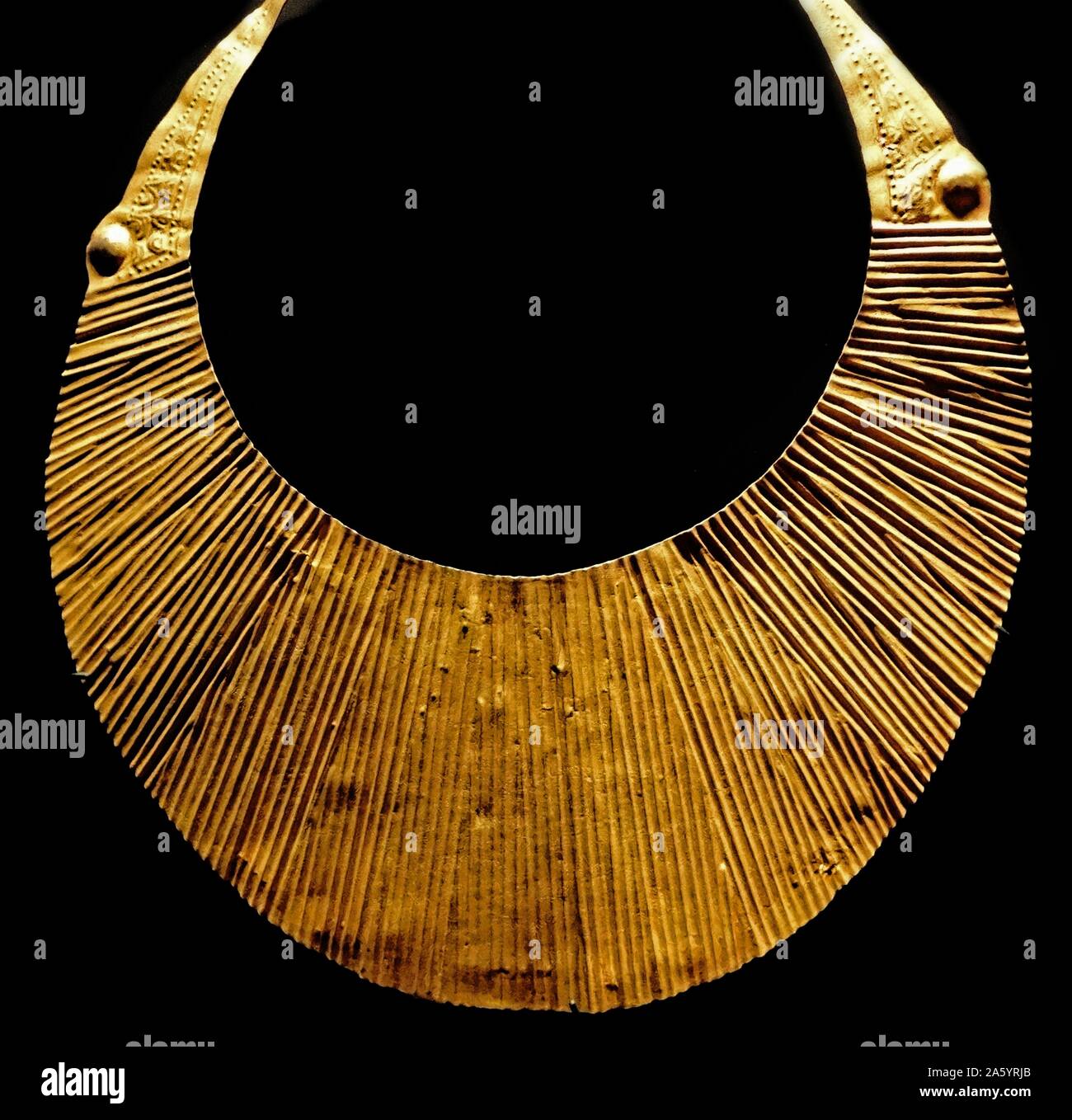 Ornement d'or produit par les gens de Nias, originaire de Nias, une île au large de la côte ouest du nord de Sumatra, Indonésie début du xxe siècle Banque D'Images