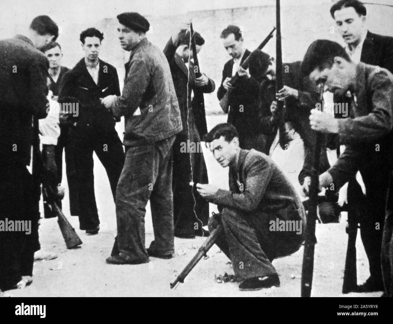 Les partisans républicains se préparent à défendre les positions à Madrid pendant la guerre civile espagnole 1936 Banque D'Images
