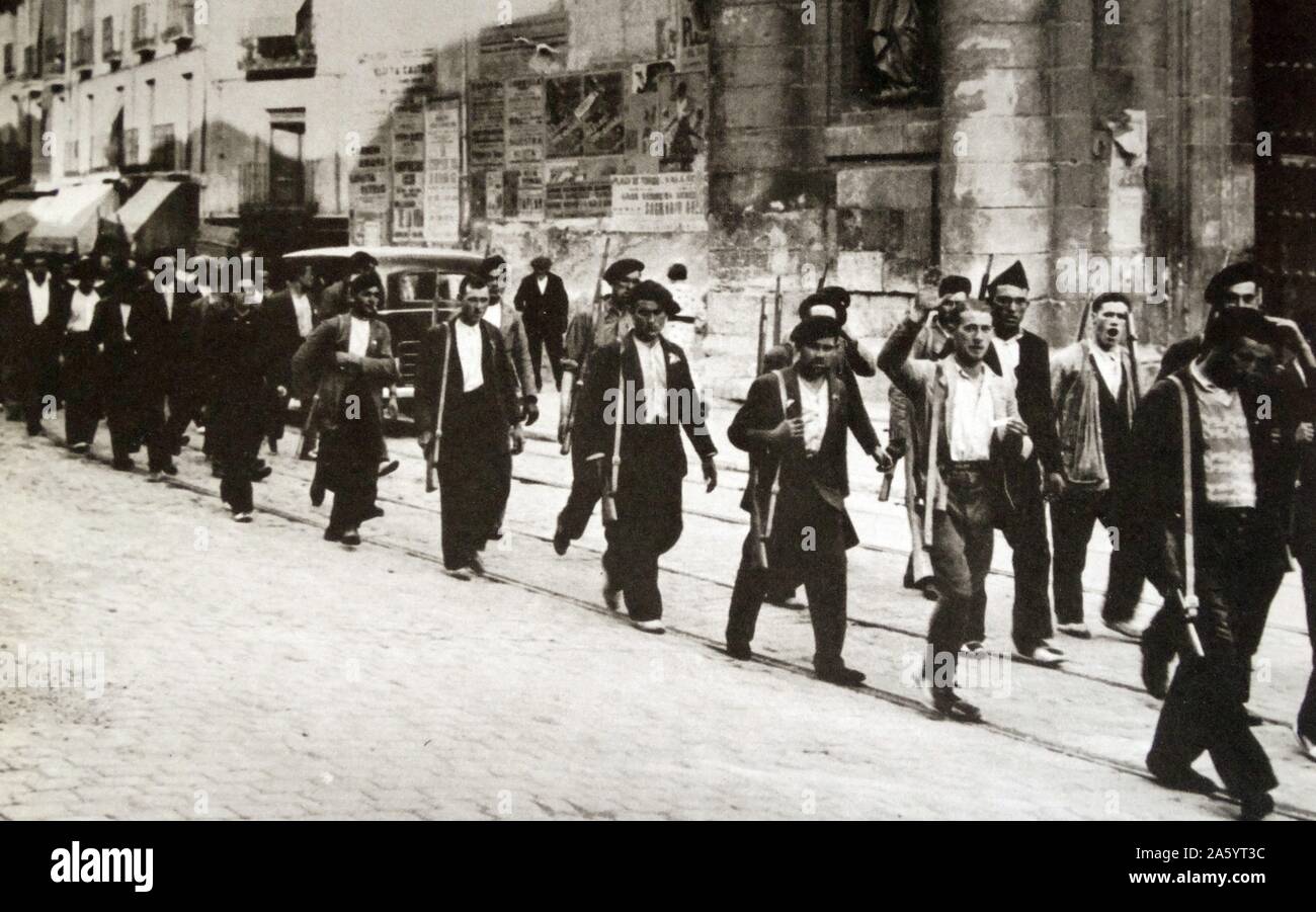 Les paysans armés dans l'armée républicaine mars à Valladolid, pendant la guerre civile espagnole 1936 Banque D'Images