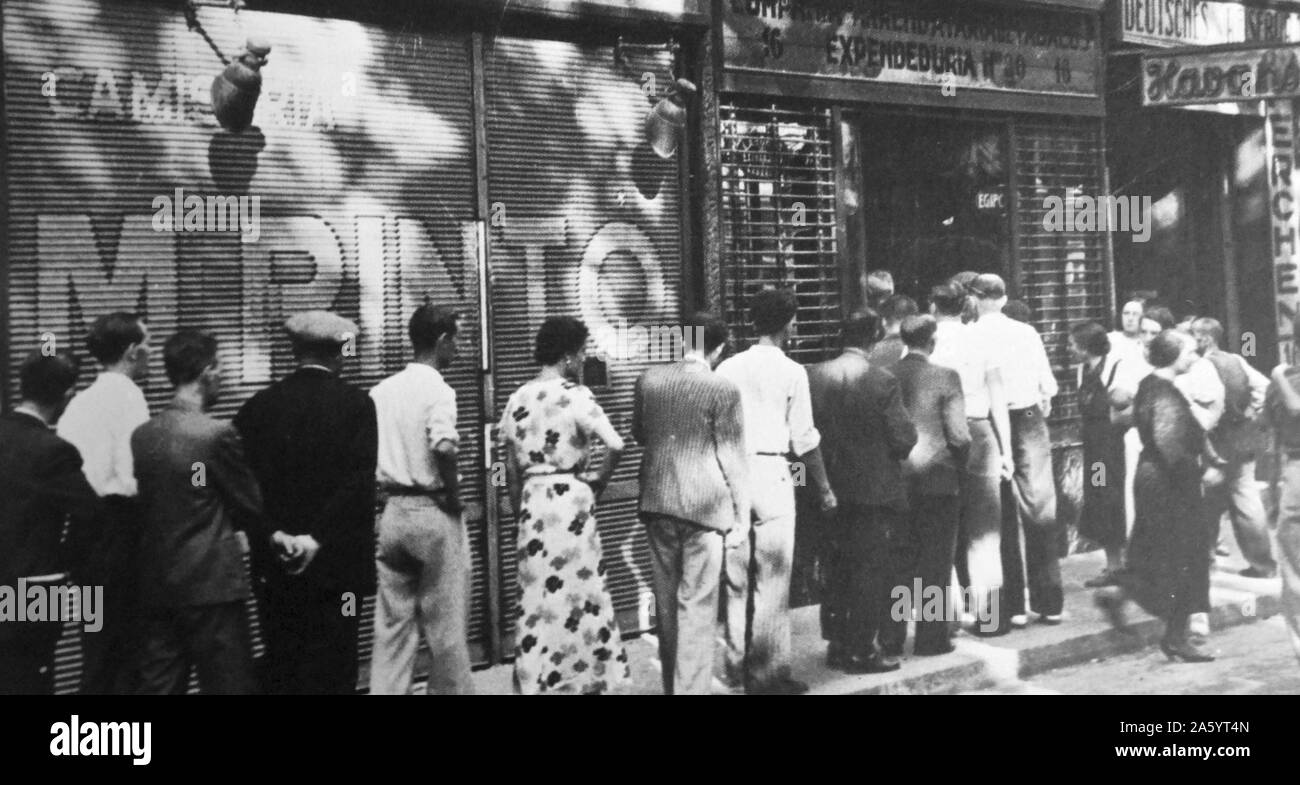 Guerre civile espagnole : le rationnement des approvisionnements pour les civils comme ils d'attente dans une rue de Barcelone 1937 Banque D'Images