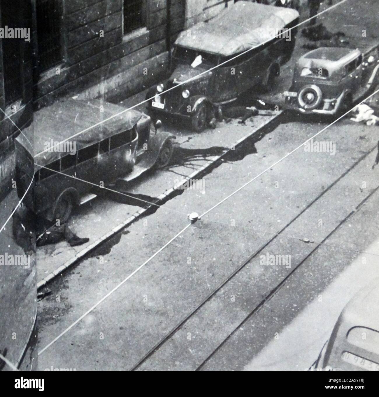 Le nombre de victimes et de blessés se trouvent dans les rues pendant le siège de Gijón, l'une des premières mesures dans la guerre civile espagnole, le siège a vu l'écrasement de la milice anarchiste une petite garnison nationaliste de Gijón, entre le 19 juillet et le 16 août 1936. La milice - nominalement combats dans la défense de la République - le siège de la caserne de Simancas dans la ville de Gijón. Ces étaient défendues par environ 180 soldats et officiers de la Guardia Civil qui était passé à l'appui de la rébellion du général Franco et saisi le post pour les nationalistes Banque D'Images Le nombre de victimes et de blessés se trouvent dans les rues pendant le siège de Gijón, l'une des premières mesures dans la guerre civile espagnole, le siège a vu l'écrasement de la milice anarchiste une petite garnison nationaliste de Gijón, entre le 19 juillet et le 16 août 1936. La milice - nominalement combats dans la défense de la République - le siège de la caserne de Simancas dans la ville de Gijón. Ces étaient défendues par environ 180 soldats et officiers de la Guardia Civil qui était passé à l'appui de la rébellion du général Franco et saisi le post pour les nationalistes Banque D'Images
