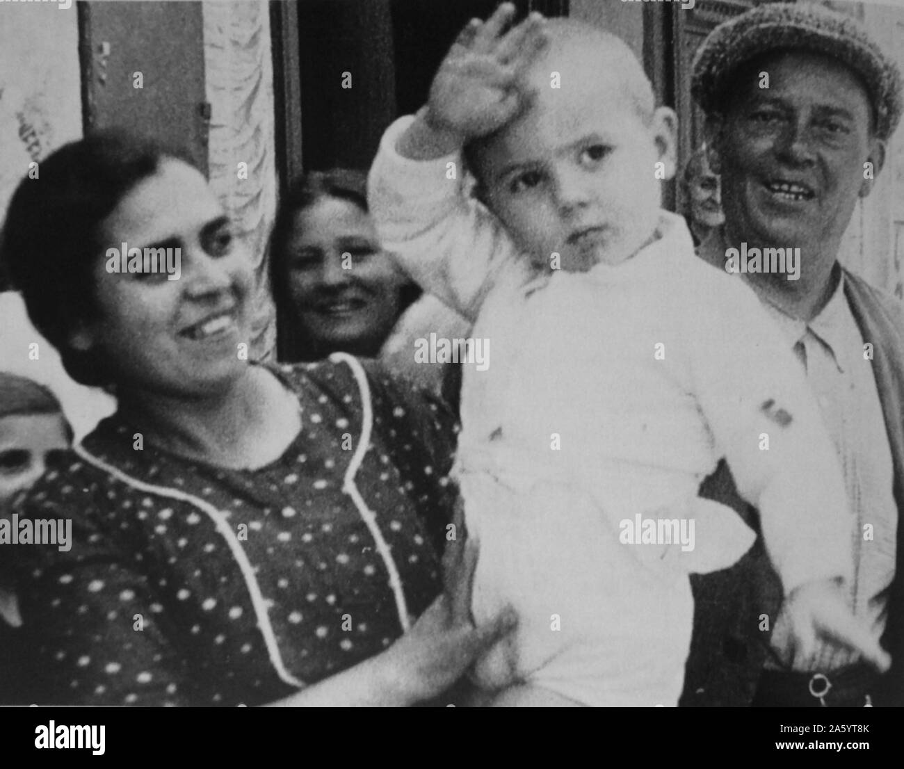 Les partisans nationalistes saluer les soldats pendant la guerre civile espagnole Banque D'Images