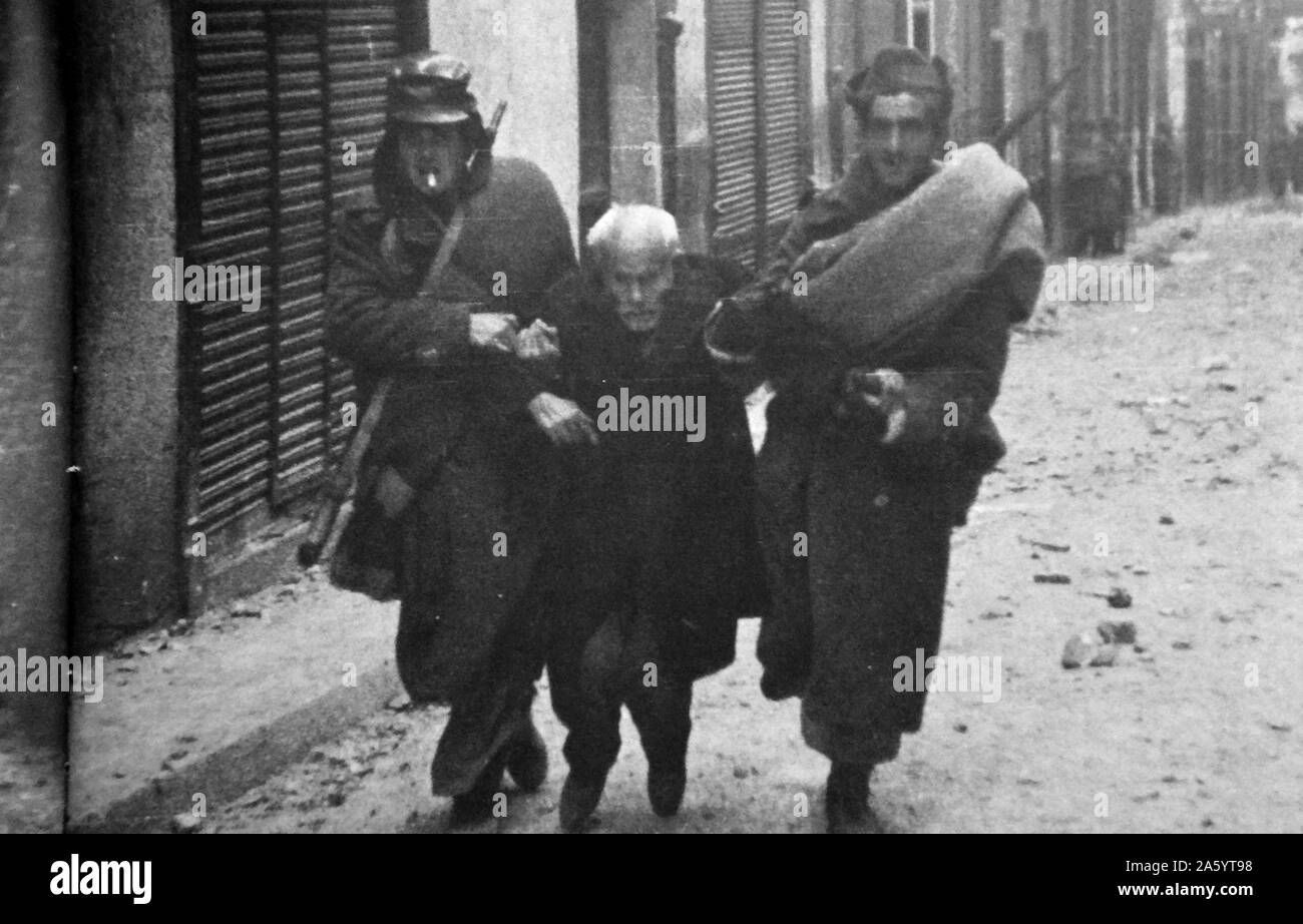 Un civil a contribué à la sécurité à Teruel, pendant la guerre civile espagnole. Teruel durant la guerre civile espagnole. Les combattants ont combattu la bataille entre décembre 1937 et février 1938, au cours de la pire hiver espagnol en vingt ans.[9] La bataille fut l'une des plus sanglantes de la guerre avec l'actions la ville change de mains à plusieurs reprises, d'abord à la baisse les républicains et éventuellement d'être prises par les nationalistes. Au cours des combats, Teruel a été soumis à l'artillerie lourde et les bombardements aériens. Les deux parties a subi plus de 140 000 victimes entre eux dans les deux mois de bataille. Banque D'Images