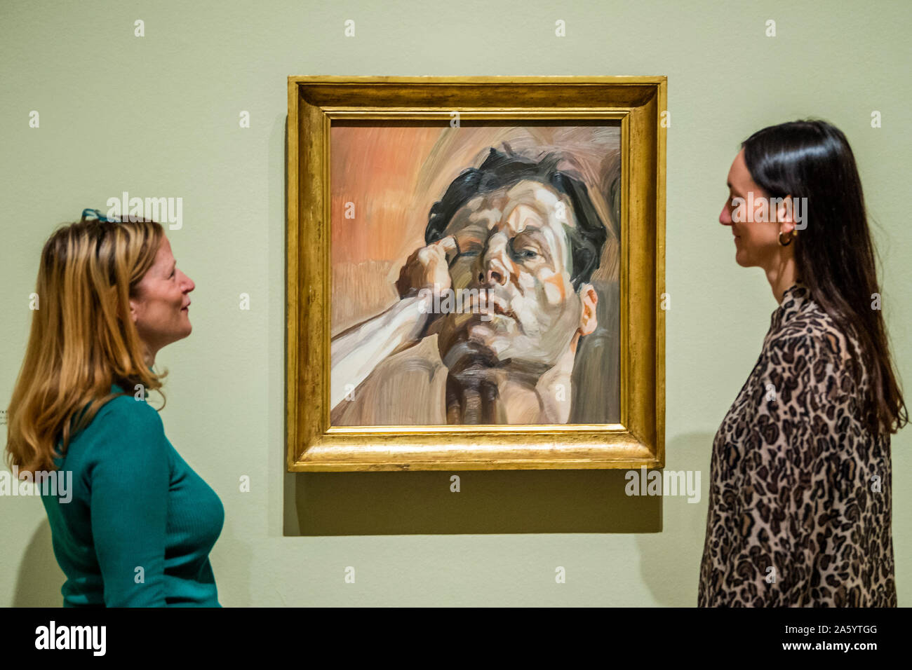 Londres, Royaume-Uni. 23 Oct, 2019. Tête de l'homme, autoportrait, 1963 - Lucian Freud auto-portraits à l'Académie Royale des Arts du Canada depuis près de sept décennies, exécuté sur toile et papier, l'exposition réunit 56 œuvres que Freud graphique développement artistique. Crédit : Guy Bell/Alamy Live News Banque D'Images