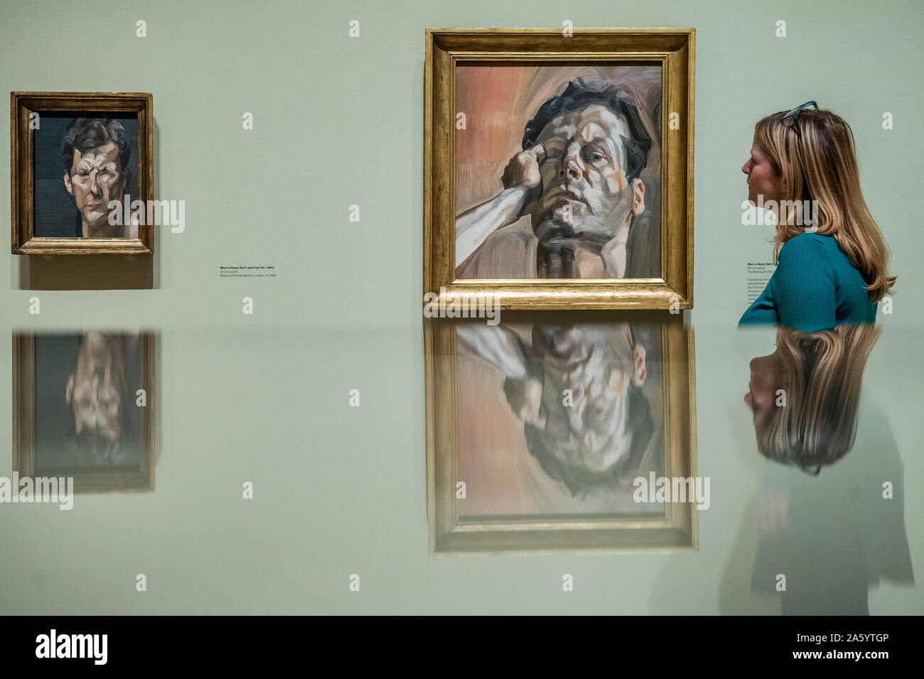 Londres, Royaume-Uni. 23 Oct, 2019. Tête de l'homme, autoportrait, 1963 et d'autres œuvres - Lucian Freud auto-portraits à l'Académie Royale des Arts du Canada depuis près de sept décennies, exécuté sur toile et papier, l'exposition réunit 56 œuvres que Freud graphique développement artistique. Crédit : Guy Bell/Alamy Live News Banque D'Images